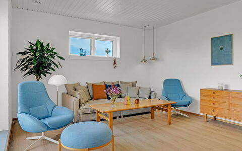 Yakari - 1Km from the Sea: Meubles, Design Intérieur, Sol, Sol, Parquet, Canapé, Bois, Salon, Table, Chaise