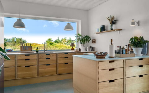 Yakari - 1Km from the Sea: Bois, Cabinetry, Cuisine, Meubles, Sol, Comptoir, Tiroir, Sol, Appareil De Cuisine, Placard