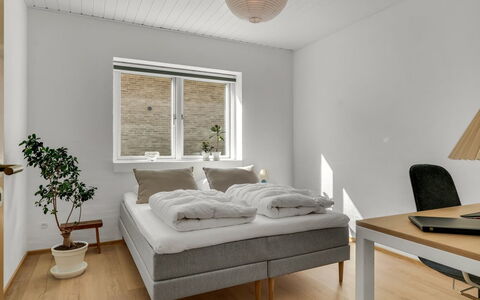 Yakari - 1Km from the Sea: Bois, Design Intérieur, Plafond, Sol, Sol, Chambre, Lit, Pièce, Meubles, Appartement