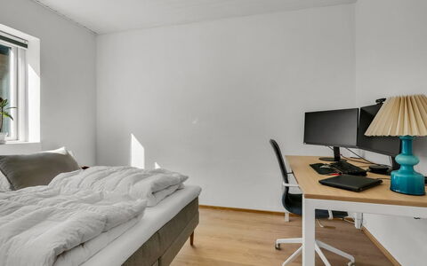 Yakari - 1Km from the Sea: Design Intérieur, Bois, Chambre, Sol, Sol, Plafond, Lit, Meubles, Pièce, Cadre De Lit