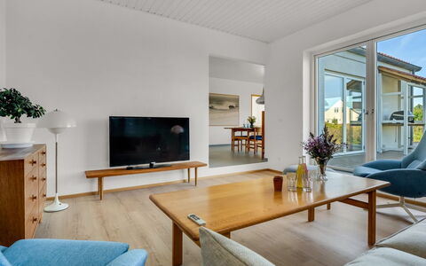 Yakari - 1Km from the Sea: Sol, Design Intérieur, Sol, Bois, Meubles, Parquet, Plafond, Domicile, Éclairage, Salon
