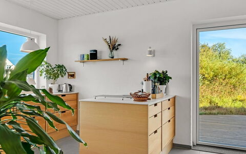 Yakari - 1Km from the Sea: Bois, Sol, Meubles, Sol, Parquet, Cabinetry, Comptoir, Pot De Fleur, Tache De Bois, Cuisine