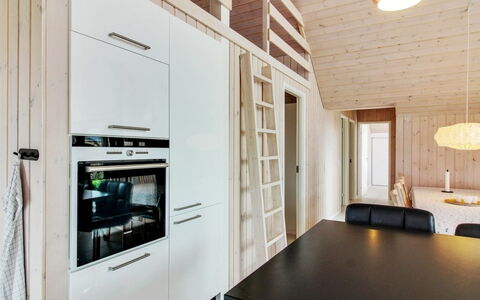 Othinkarl - 100M from the Sea: Herbe, Vert, Maison, Chalet, Prairie, Zone Rurale, Écorégion, Paysage, Lot Terre, Arbuste