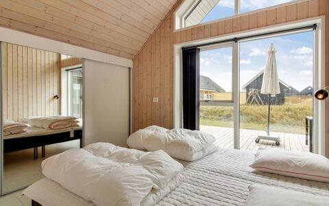Othinkarl - 100M from the Sea: Toit, Domicile, Porte, Chalet, Ombre, Siding, Cour, Biens, Arrière-Cour