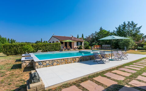 Villa della Duna: Ciel, Plante, Piscine, Ombre, Arbre, Bâtiment, Mobilier De Jardin, Design Urbain, Loisir, Arecales