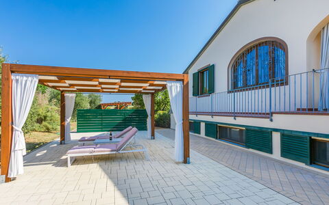Villa della Duna: Ciel, Fenêtre, Ombre, Design Urbain, Surface De La Route, Mobilier De Jardin, Bois, Zone Résidentielle, Loisir, Façade
