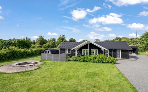 Bryngeir - 750M from the Sea: Meubles, Canapé, Design Intérieur, Sol, Salon, Sol, Throw Pillow, Pièce, Oreiller