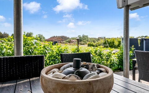 Bryngeir - 750M from the Sea: Meubles, Canapé, Design Intérieur, Sol, Salon, Sol, Throw Pillow, Pièce, Oreiller