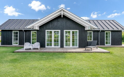 Bryngeir - 750M from the Sea: Meubles, Canapé, Design Intérieur, Sol, Salon, Sol, Throw Pillow, Pièce, Oreiller