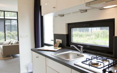 Cube la Mer 4 102.1: Cabinetry, Evier, Comptoir, Évier, Robinet, Fenêtre, Cuisine, Bâtiment, Luminaire Plomberie, Bois