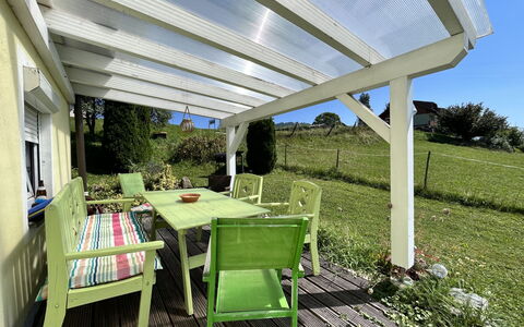Rosental: Plante, Bâtiment, Ombre, Porche, Fenêtre, Arbre, Table, Chaise, Herbe, Immobilier
