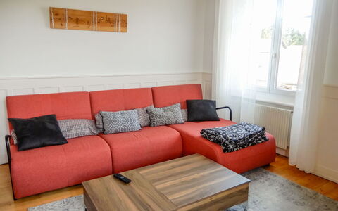 Grand-Rue 143: Canapé, Meubles, Propriété, Bois, Design Intérieur, Fenêtre, Confort, Canapé-Lit, Rectangle, Sol