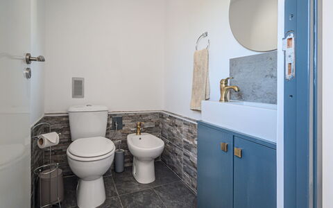 Douro View: Luminaire Plomberie, Évier, Violet, Cabinetry, Salle De Bains, Design Intérieur, Sol, Miroir, Armoire De Toilette