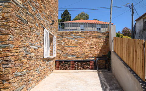 Douro View: Ciel, Propriété, Surface De La Route, Bois, Bâtiment, Escaliers, Brique, Fenêtre, Sol, Arbre