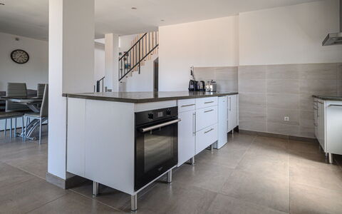 Douro View: Cabinetry, Meubles, Bâtiment, Comptoir, Cuisine, Chaise, Bois, Design Intérieur, Maison