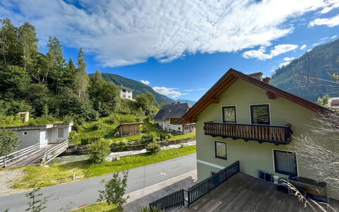 Haus Hilda: Nuage, Ciel, Bâtiment, Plante, Propriété, Fenêtre, Montagne, Maison, Pente, Arbre