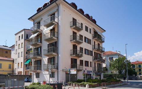 Marì: Ciel, Plante, Bâtiment, Fenêtre, Propriété, Éclairage Public, Condominium, Maison, Design Urbain, Arbre
