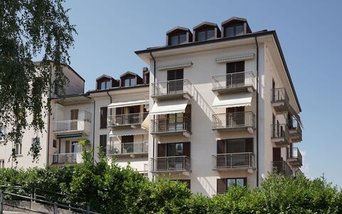Marì: Bâtiment, Ciel, Propriété, Fenêtre, Arbre, Design Urbain, Condominium, Maison, Plante, Matériel De La Propriété