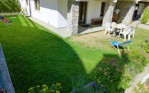 Résidence la Fenière 03: Plante, Fleur, Propriété, Bâtiment, Vert, Lot Terre, Herbe, Jaune, Architecture, Maison