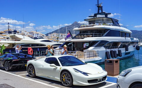 Puerto Banus First Line: Ciel, Bâtiment, Meubles, Jour, Propriété, Chaise, Lumière, Table, La Nature, Ombre
