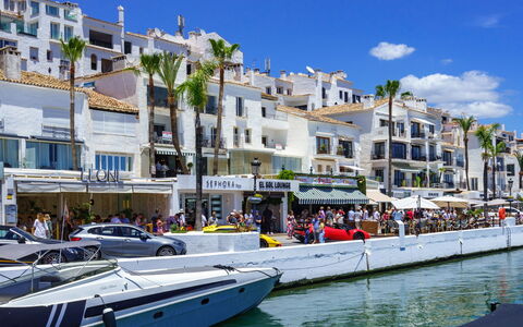 Puerto Banus First Line: Ciel, Bâtiment, Meubles, Jour, Propriété, Chaise, Lumière, Table, La Nature, Ombre