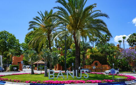 Puerto Banus First Line: Ciel, Bâtiment, Meubles, Jour, Propriété, Chaise, Lumière, Table, La Nature, Ombre