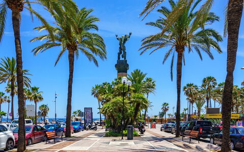 Puerto Banus First Line: Ciel, Bâtiment, Meubles, Jour, Propriété, Chaise, Lumière, Table, La Nature, Ombre