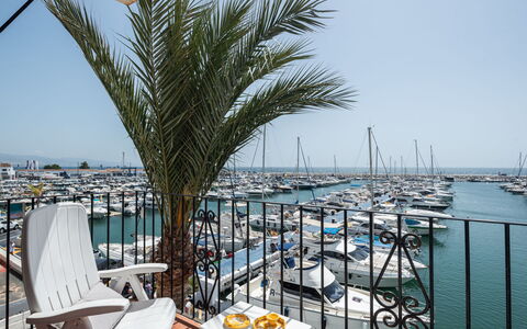 Puerto Banus First Line: Ciel, Bâtiment, Meubles, Jour, Propriété, Chaise, Lumière, Table, La Nature, Ombre