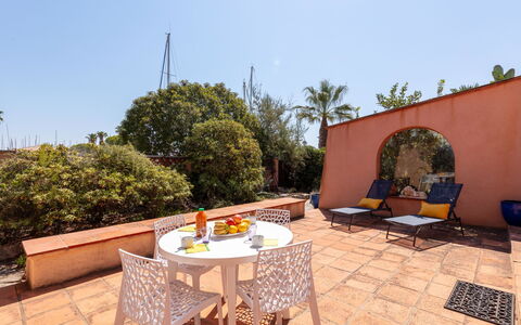 Cantegril: Ciel, Bâtiment, Meubles, Jour, Propriété, Chaise, Lumière, Table, La Nature, Ombre