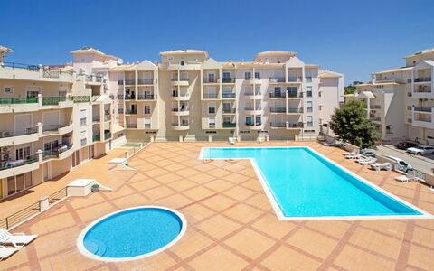 Sunny Beach Treasure: L'Eau, Propriété, Ciel, Fenêtre, Bâtiment, Bleu Azur, Piscine, Design Urbain, Maison, Condominium