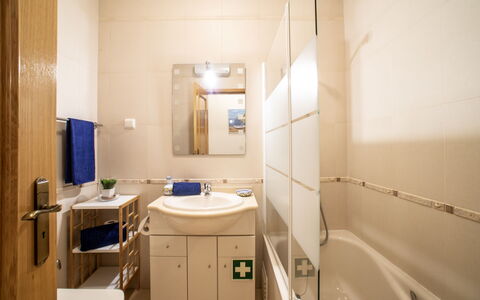 Sunny Beach Treasure: Miroir, Propriété, Évier, Luminaire Plomberie, Salle De Bains, Lavabo, Bâtiment, Robinet, Sol