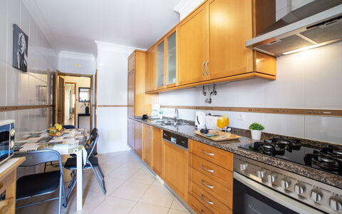 Sunny Beach Treasure: Cabinetry, Comptoir, Meubles, Propriété, Bâtiment, Cuisine, Cuisinière, Appareil De Cuisine, Bois, Design Intérieur