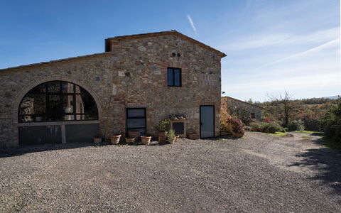 Lina - Podere Ribatti - Casole D'elsa, Toscana: Ciel, Propriété, Plante, Fenêtre, Bâtiment, Nuage, Lot Terre, Surface De La Route, Paysage, Façade