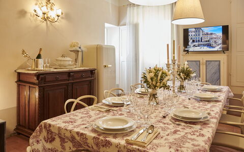 Casa Ada e Sabo: Table, Meubles, Propriété, Chaise, Cabinetry, Vaisselle, Décoration, Éclairage, Design Intérieur, Tiroir