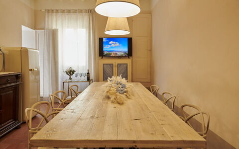 Casa Ada e Sabo: Table, Cabinetry, Meubles, Chaise, Bâtiment, Bois, Design Intérieur, Éclairage, Sol, Tache De Bois