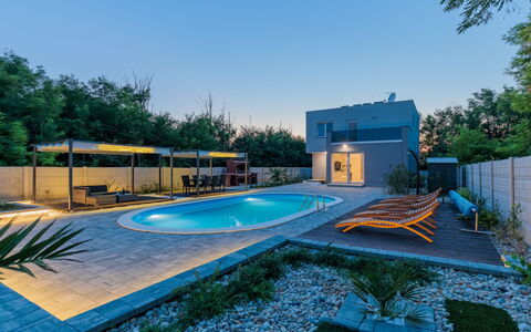 Gabi: Ciel, Plante, Nuage, Fenêtre, Bâtiment, Bleu Azur, Arbre, Ombre, Piscine, Immobilier