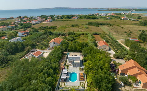 Gabi: Ciel, Plante, Nuage, Fenêtre, Bâtiment, Bleu Azur, Arbre, Ombre, Piscine, Immobilier