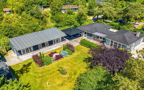 Rother - 50M from the Sea: Toit, Domicile, Porte, Chalet, Ombre, Siding, Cour, Biens, Arrière-Cour