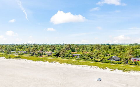 Rother - 50M from the Sea: Toit, Domicile, Porte, Chalet, Ombre, Siding, Cour, Biens, Arrière-Cour