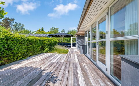 Rother - 50M from the Sea: Toit, Domicile, Porte, Chalet, Ombre, Siding, Cour, Biens, Arrière-Cour