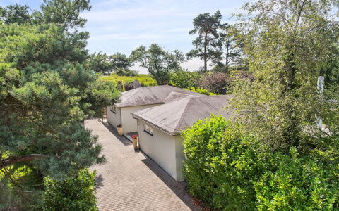 Rother - 50M from the Sea: Toit, Domicile, Porte, Chalet, Ombre, Siding, Cour, Biens, Arrière-Cour