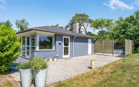 Rother - 50M from the Sea: Toit, Domicile, Porte, Chalet, Ombre, Siding, Cour, Biens, Arrière-Cour