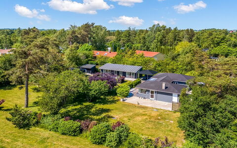 Rother - 50M from the Sea: Toit, Domicile, Porte, Chalet, Ombre, Siding, Cour, Biens, Arrière-Cour