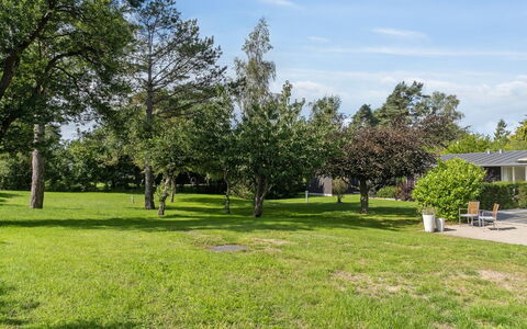 Rother - 50M from the Sea: Toit, Domicile, Porte, Chalet, Ombre, Siding, Cour, Biens, Arrière-Cour