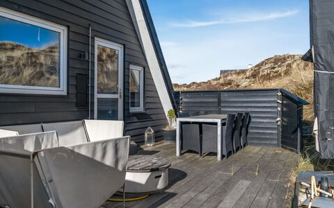 Pauli - 350M from the Sea: Bois, Sol, Design Intérieur, Sol, Meubles, Parquet, Pièce, Plafond, Tache De Bois, Dur