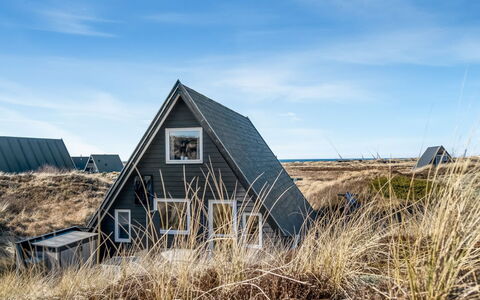 Pauli - 350M from the Sea: Toit, Maison, Domicile, Chalet, Porte, Siding, Plate-Forme, Porche, Planche, Dur