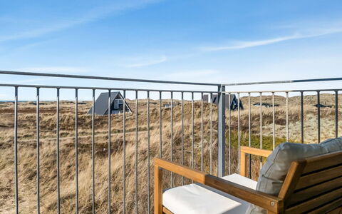 Pauli - 350M from the Sea: Toit, Maison, Domicile, Chalet, Porte, Siding, Plate-Forme, Porche, Planche, Dur