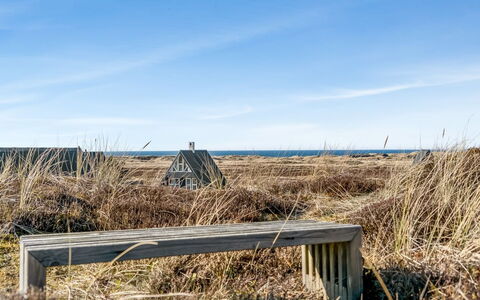 Pauli - 350M from the Sea: Toit, Maison, Domicile, Chalet, Porte, Siding, Plate-Forme, Porche, Planche, Dur