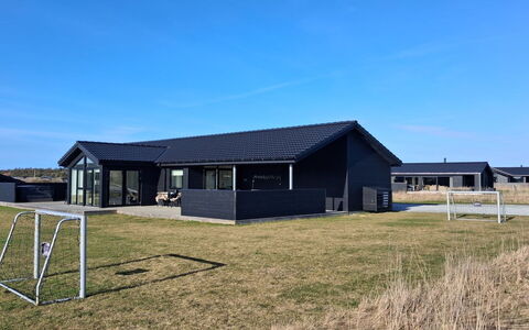Alea - 800M from the Sea: Meubles, Design Intérieur, Sol, Bois, Sol, Plafond, Parquet, Chaise, Table, Éclairage