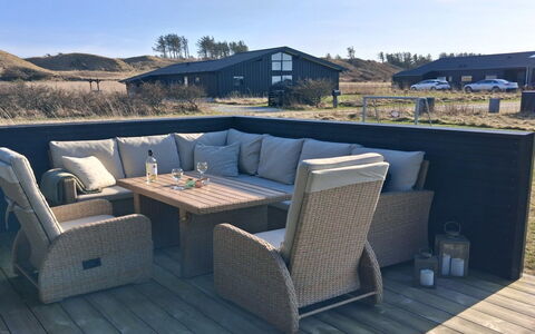 Alea - 800M from the Sea: Meubles, Design Intérieur, Sol, Bois, Sol, Plafond, Parquet, Chaise, Table, Éclairage